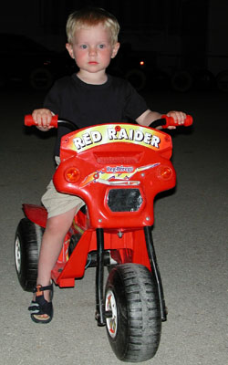 Marcus på den røde motorcykel